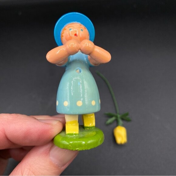 Very Old ERZGEBIRGE German Hand Carved Wooden Girl Holding Yellow Daffodil - Picture 8 of 15